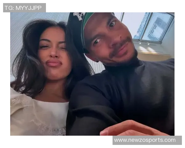 小吧社交秀：胡梅尔斯女友惊艳T台卡卡贝克汉姆同框引发热议