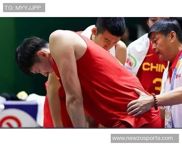 周琦因伤缺席亚洲杯赛场与队友并肩作战全力以赴进行康复训练